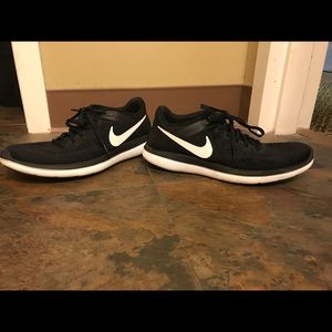 Black Nike Tennis Shoes
